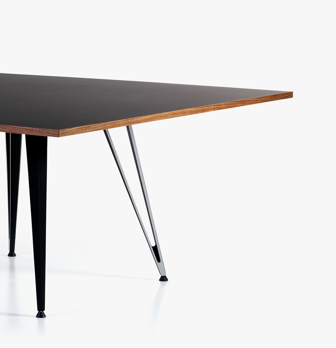Attach table by Lammhults